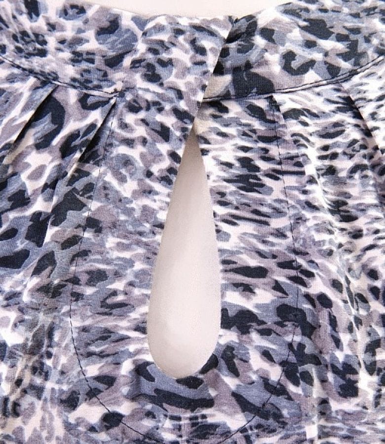 Rochie imprimeu leopard decupata pe decolteu