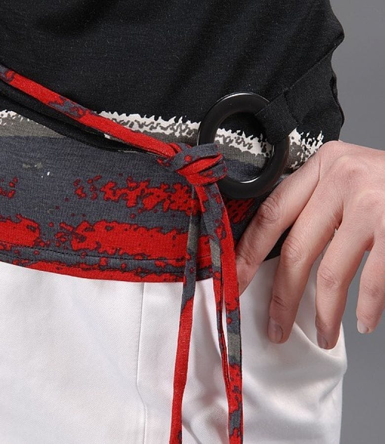 Tricou imprimeu gri negru rosu cu cordon