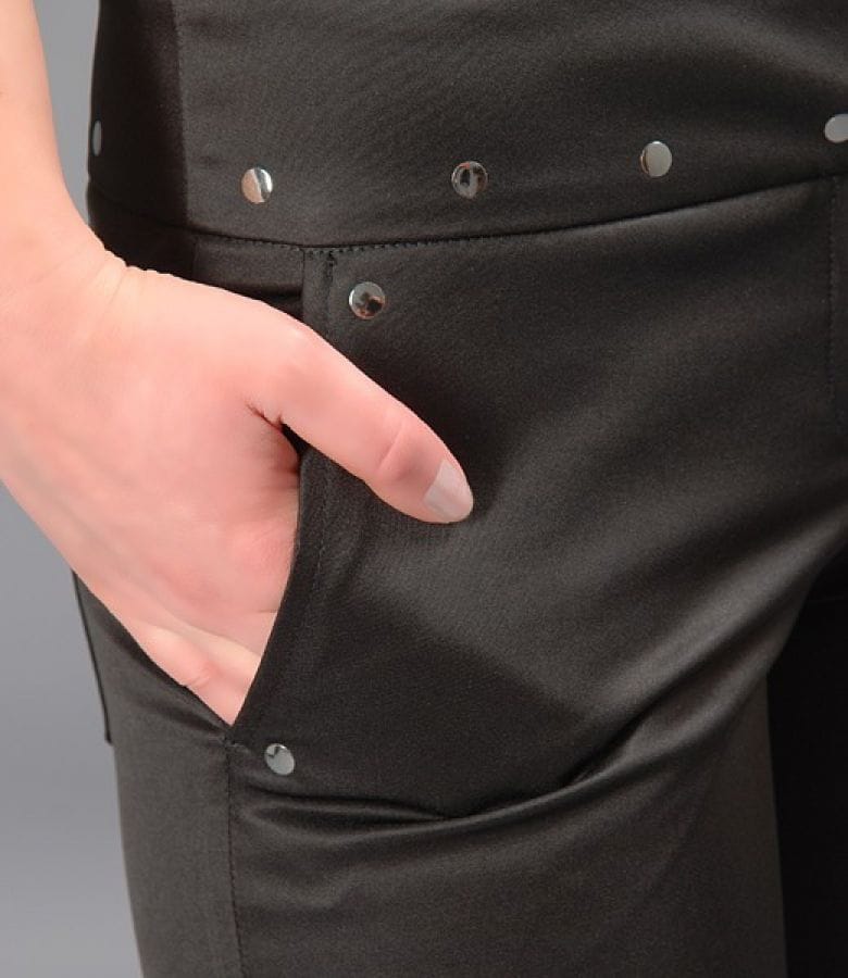 Pantaloni cu tinte metalice din saten gros elastic negru