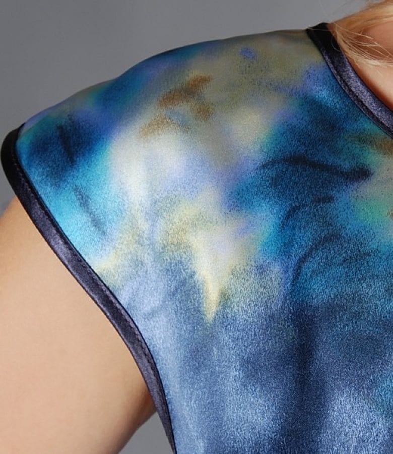 Rochie din saten albastru cu imprimeu floral si falduri