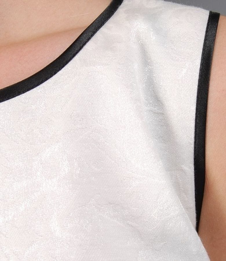 Rochie din brocart alb si voal ecru cu funda