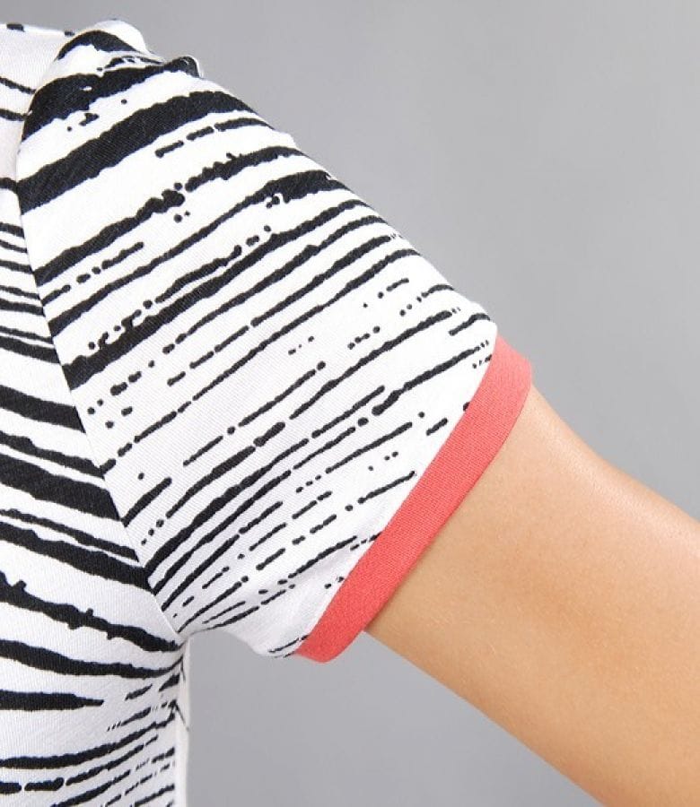 Tricou cu decolteu rotund si garnitura contrast