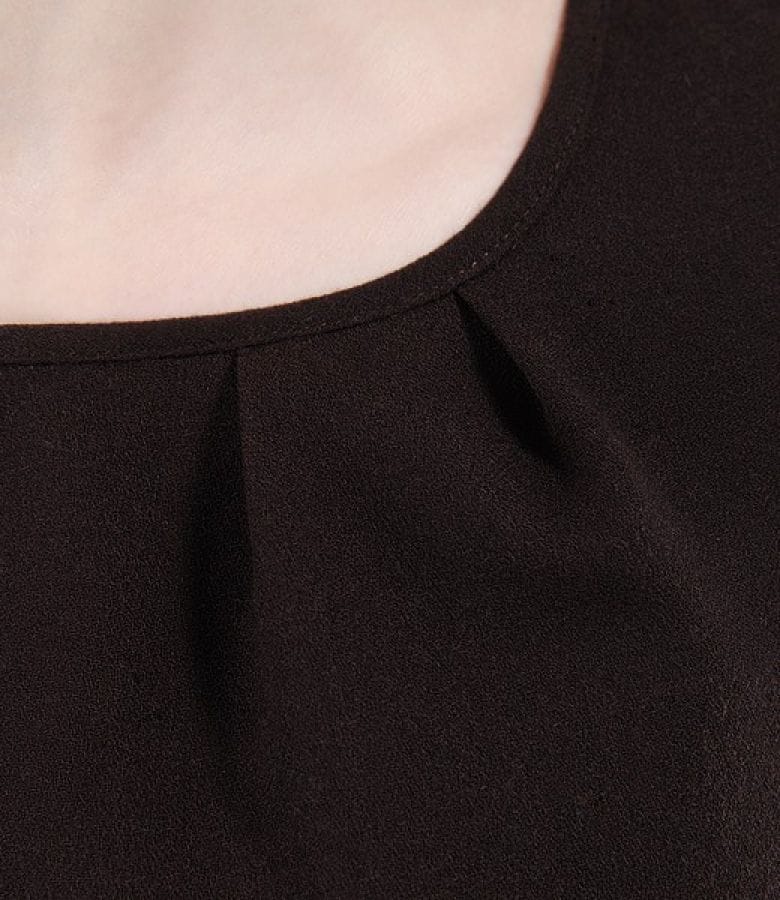 Rochie maro cu aripioare si falduri la decolteu