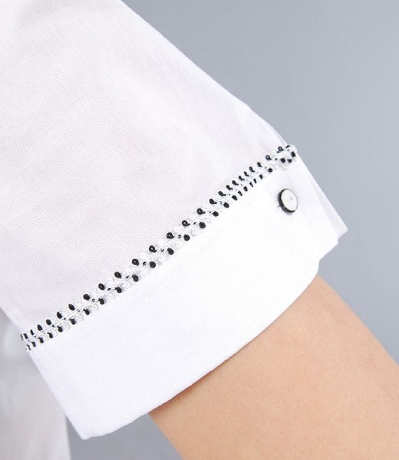 Camasa din bumbac elastic alb cu floare si butoni