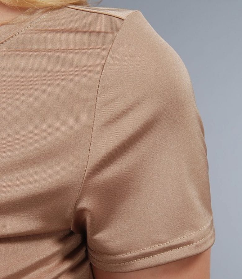 Tricou din jerse satinat cu maneci scurte