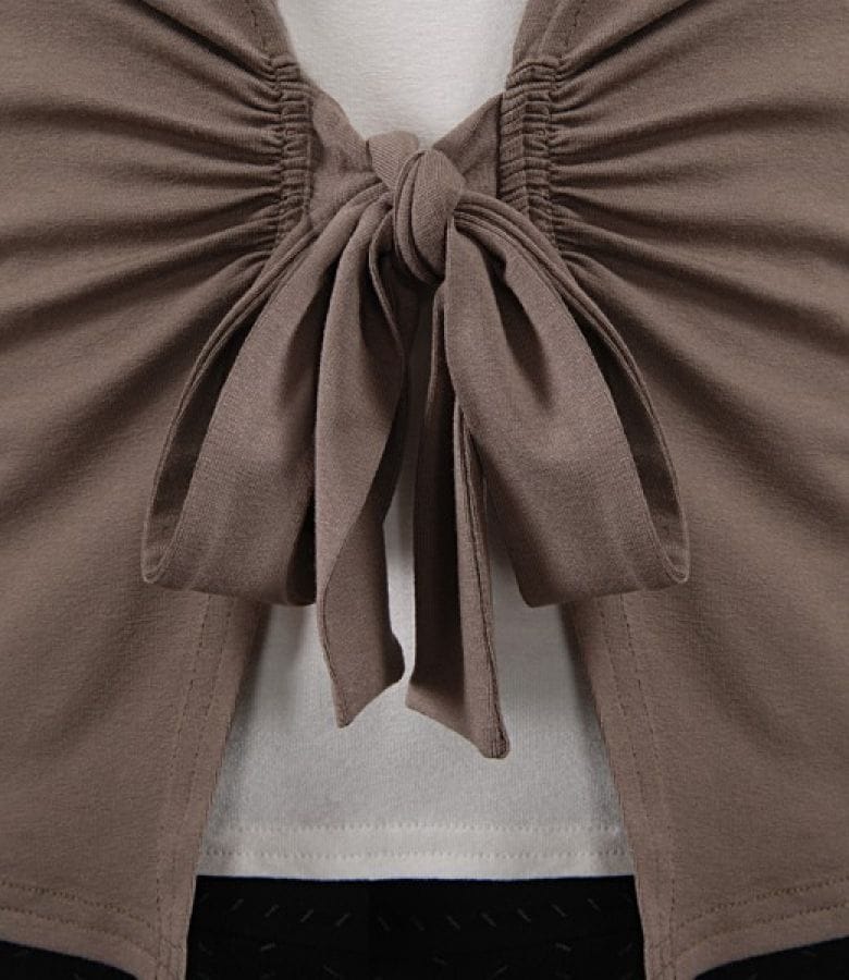 Bluza din jerse maro legata cu cordon