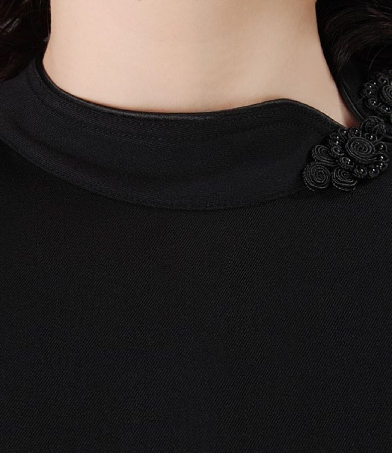 Rochie neagra cu fenta si brandemburguri