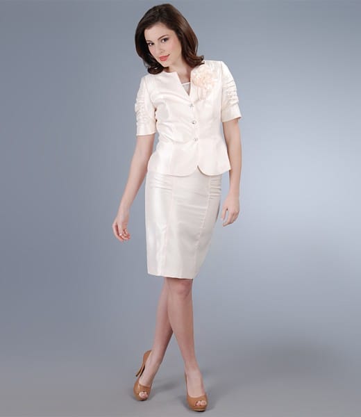 Tinuta crem cu efect satinat si floare