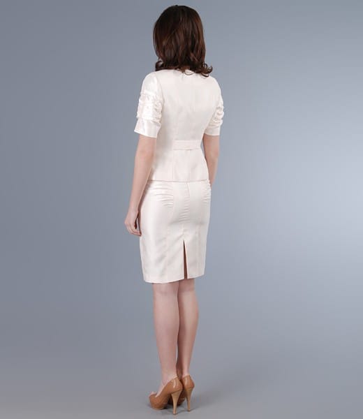 Tinuta crem cu efect satinat si floare