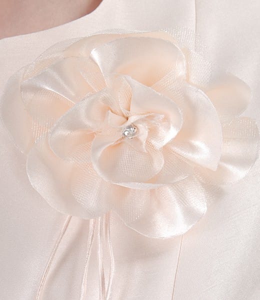 Tinuta crem cu efect satinat si floare