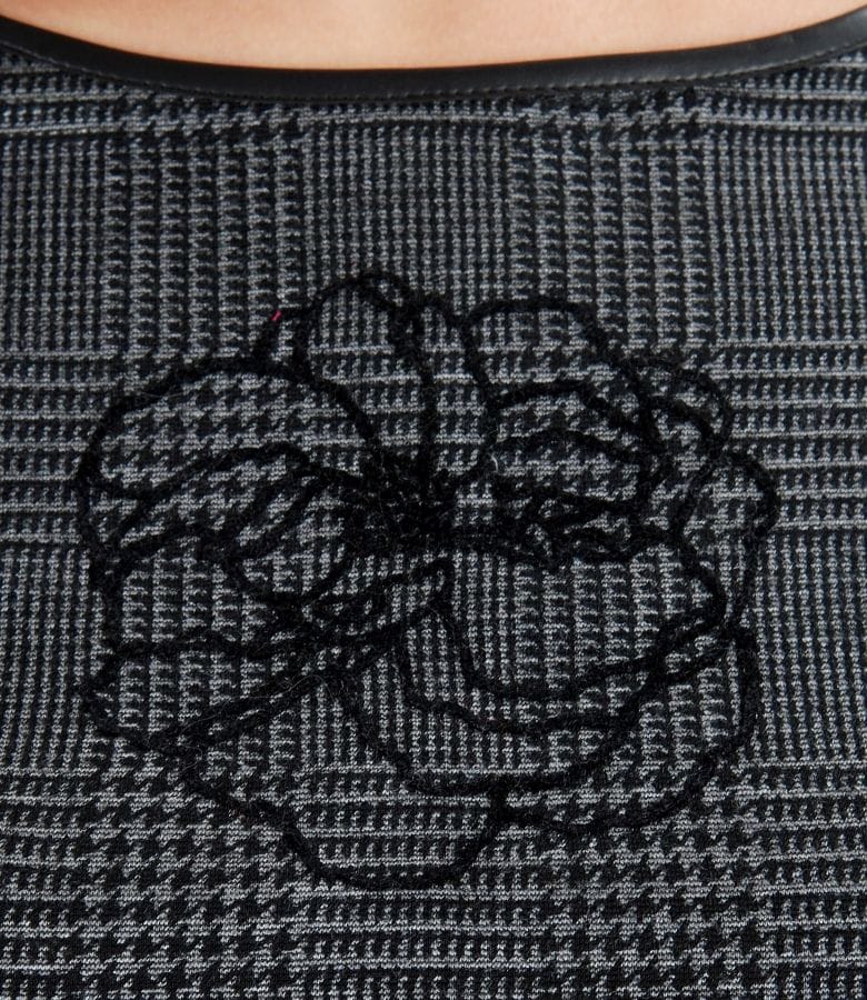 Rochie cu garnitura de piele si aplicatie de catifea