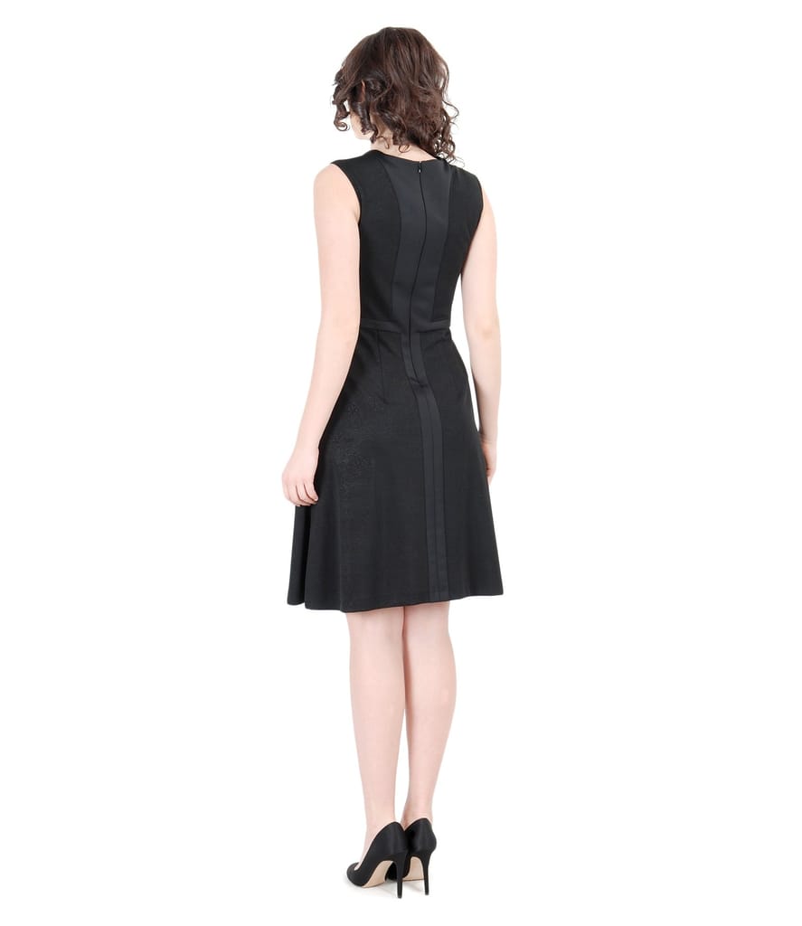 Rochie neagra evazata cu buzunare