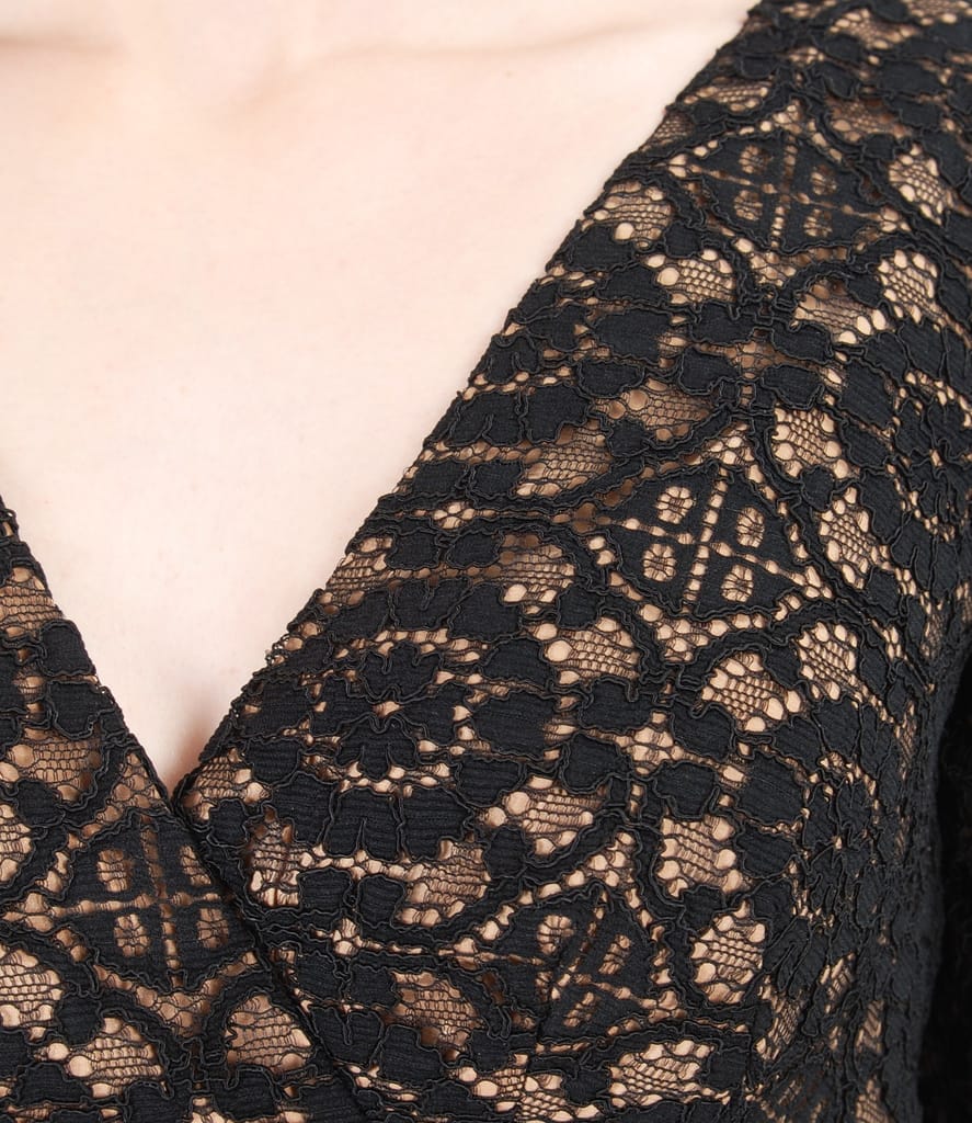 Rochie din dantela elastica cu pieptii suprapusi