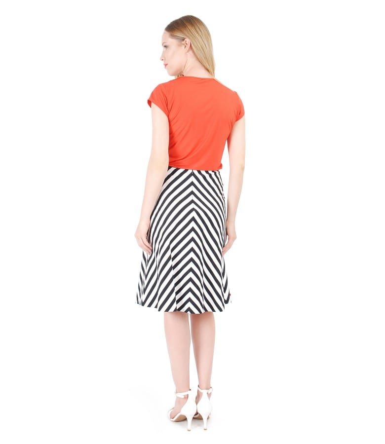 Fusta din bumbac elastic in dungi cu bluza din jerse uni