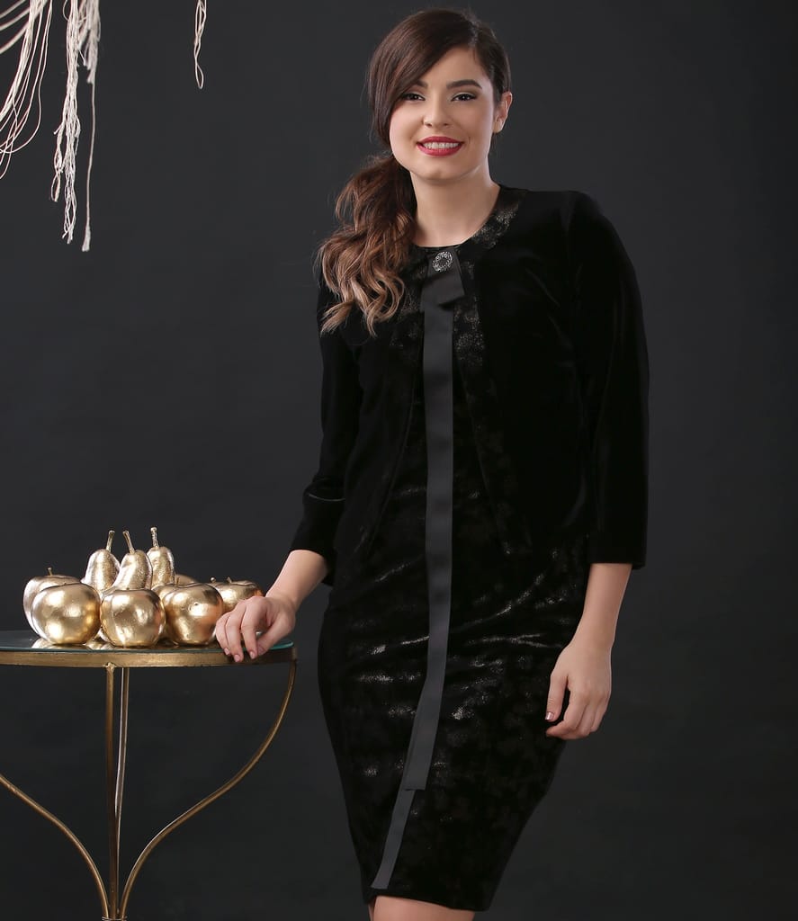 Costum de ocazie cu rochie si sacou din catifea elastica si brosa accesoriu