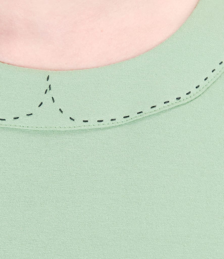 Tricou din jerse elastic cu garnitura la decolteu