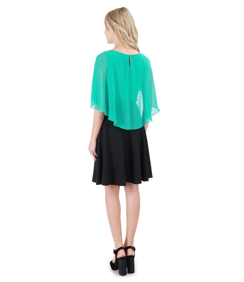 Fusta evazata cu bluza cu pelerina din voal