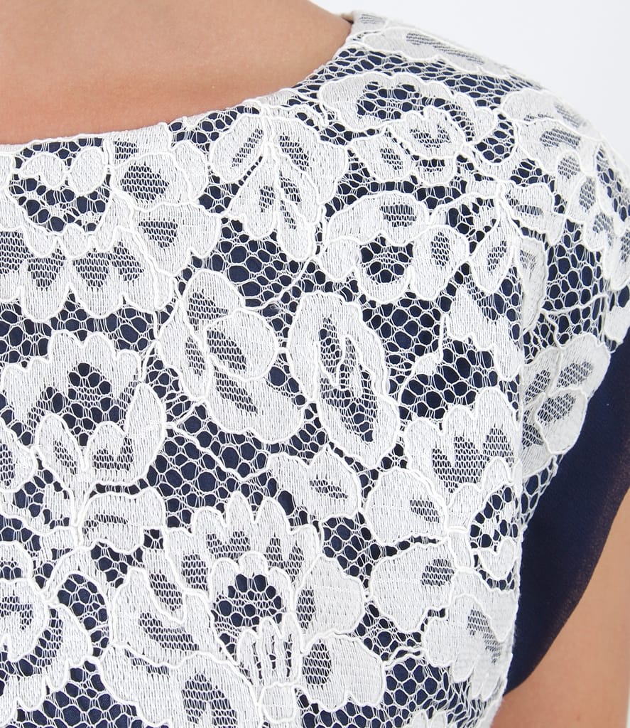 Rochie de seara cu dantela cu motive florale si perle