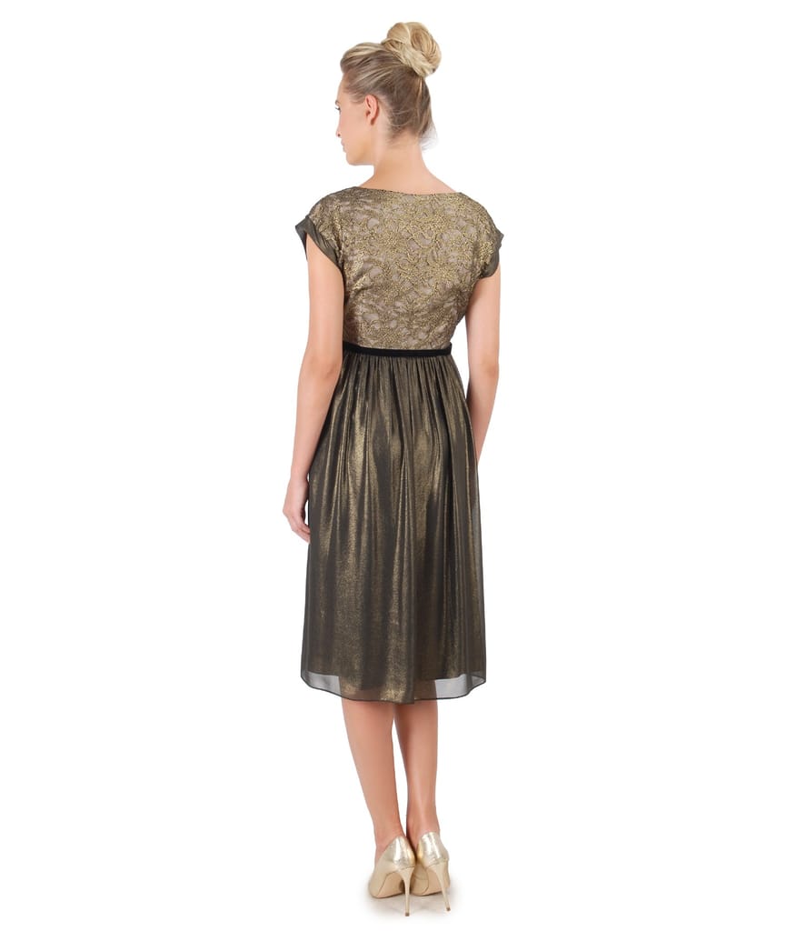 Rochie cu dantela cu motive florale si perle