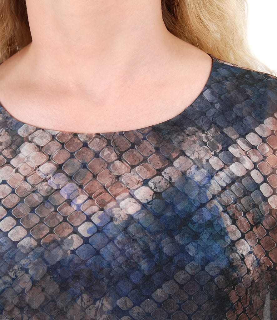 Rochie din catifea cu pelerina din voal si nasture la spate