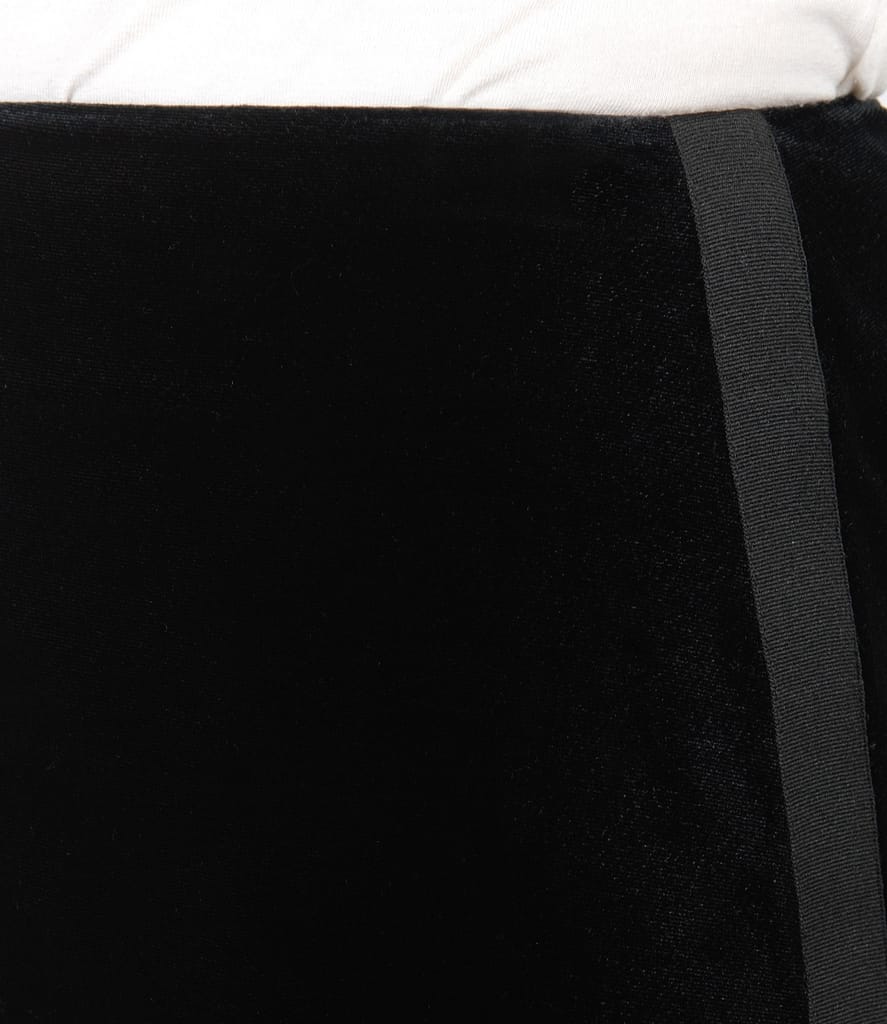 Fusta evazata din catifea elastica