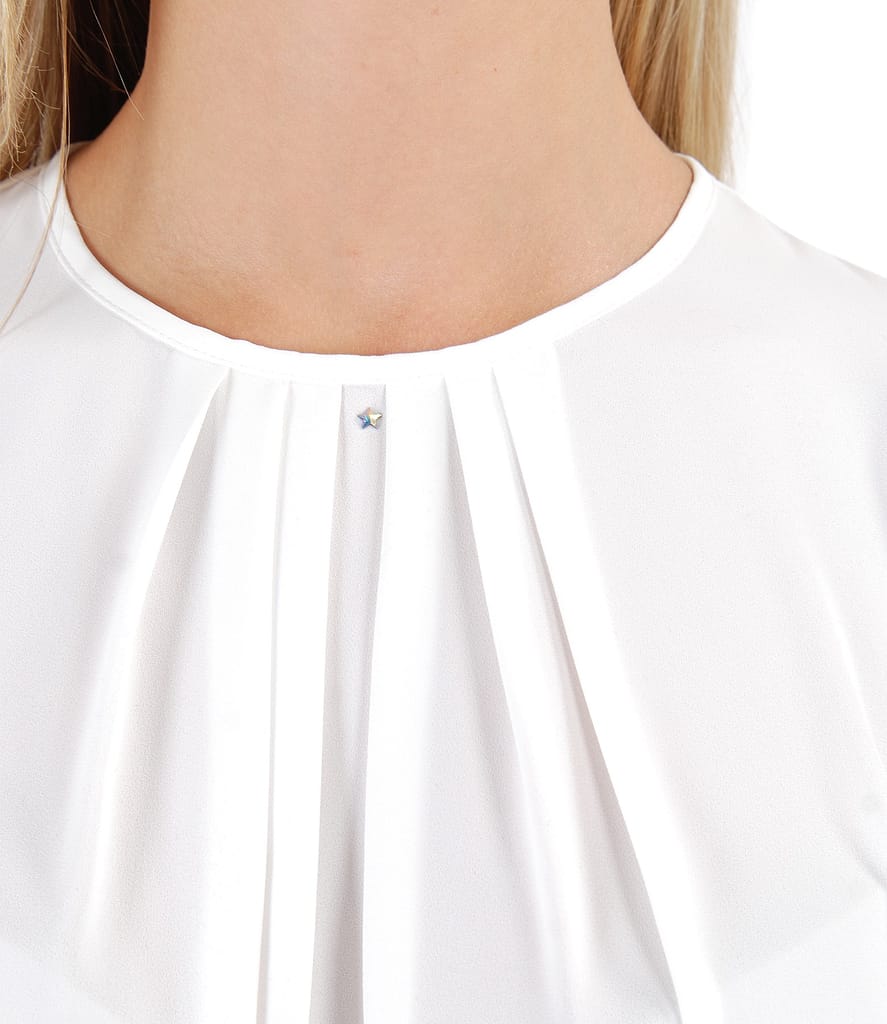 Bluza cu falduri la decolteu aplicatie de cristale