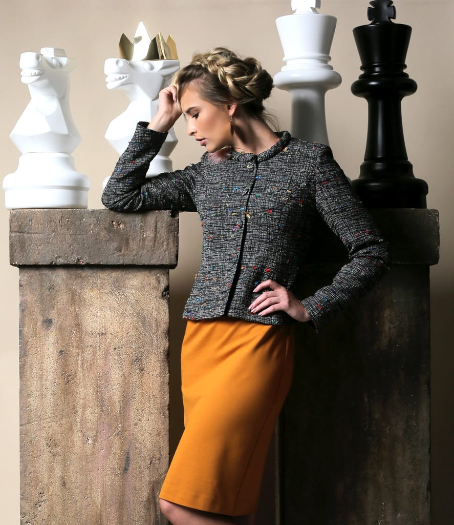 Tinuta eleganta cu sacou din stofa cu insertii de fire satinate si rochie din jerse