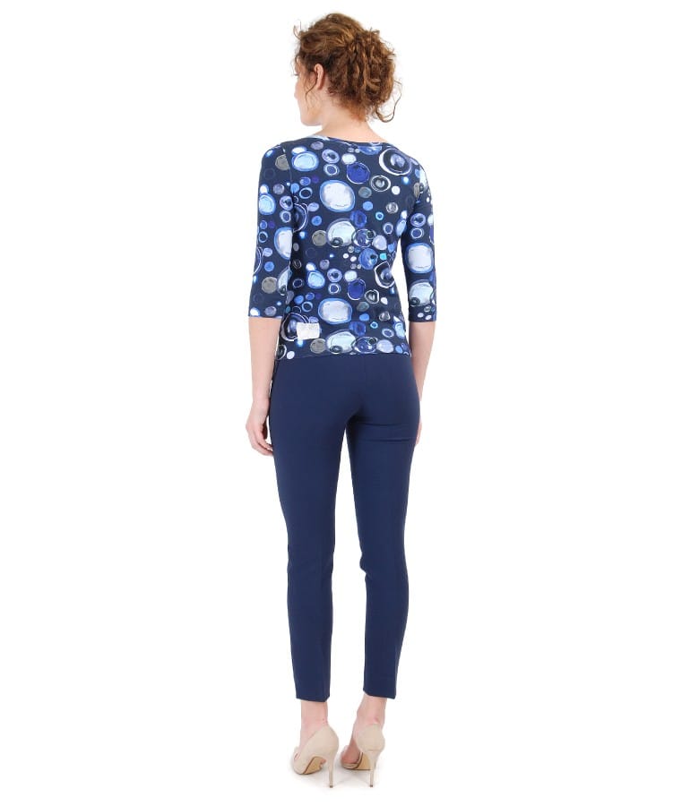 Tinuta eleganta cu tricou din jerse elastic imprimat  si pantaloni cu dunga cusuta