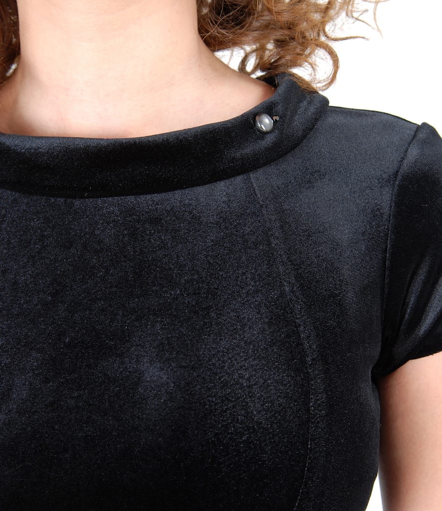 Rochie din catifea elastica si aplicatie de cristale