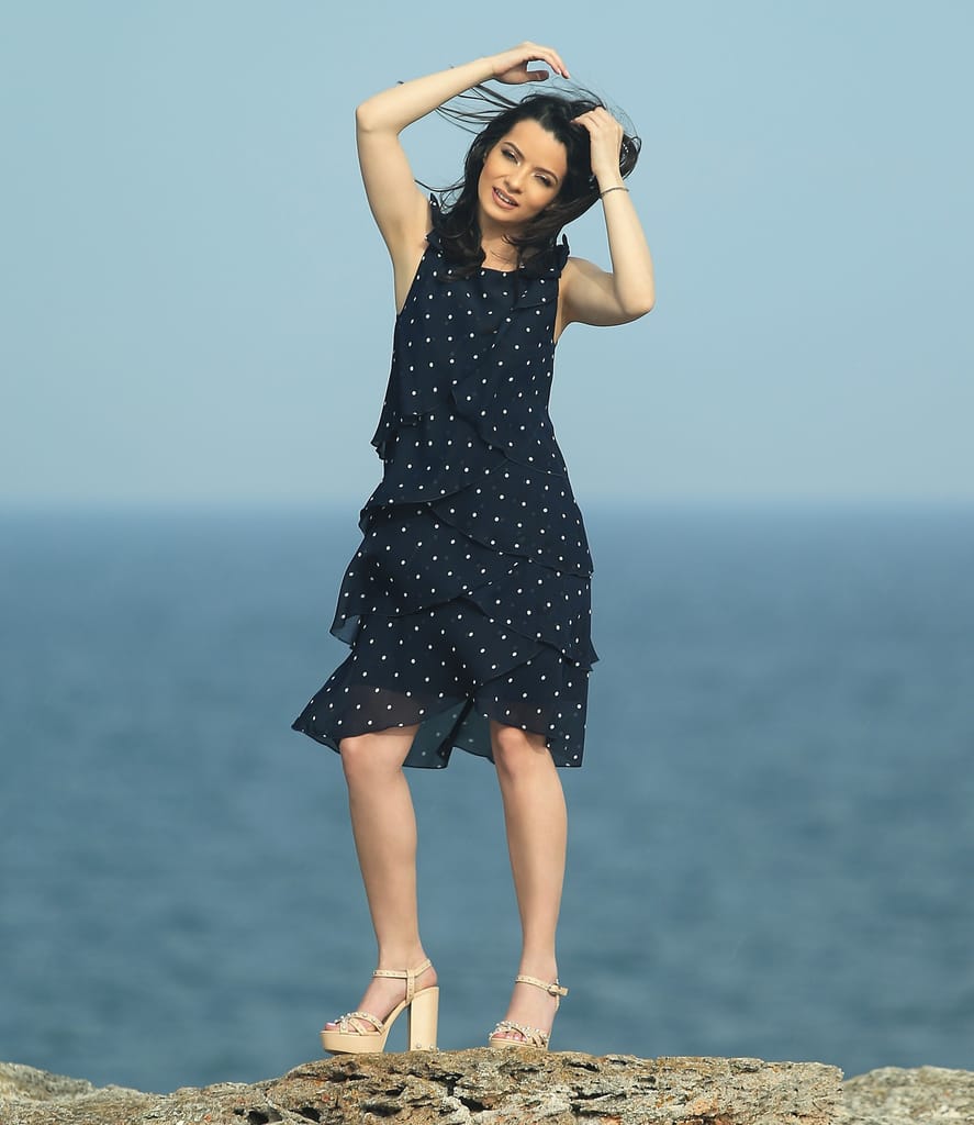 Rochie eleganta cu volane din voal imprimat cu picouri si aplicatie de perle