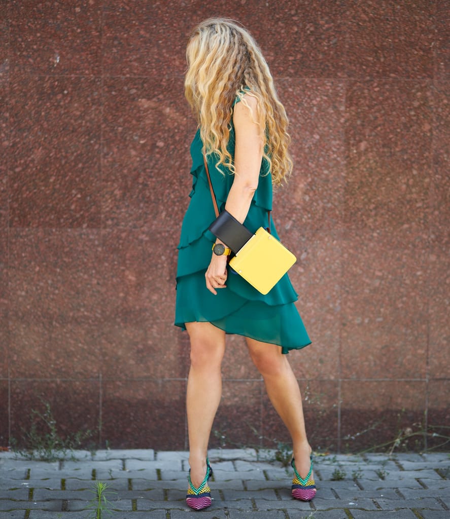 Rochie eleganta cu volane din voal si aplicatie de perle