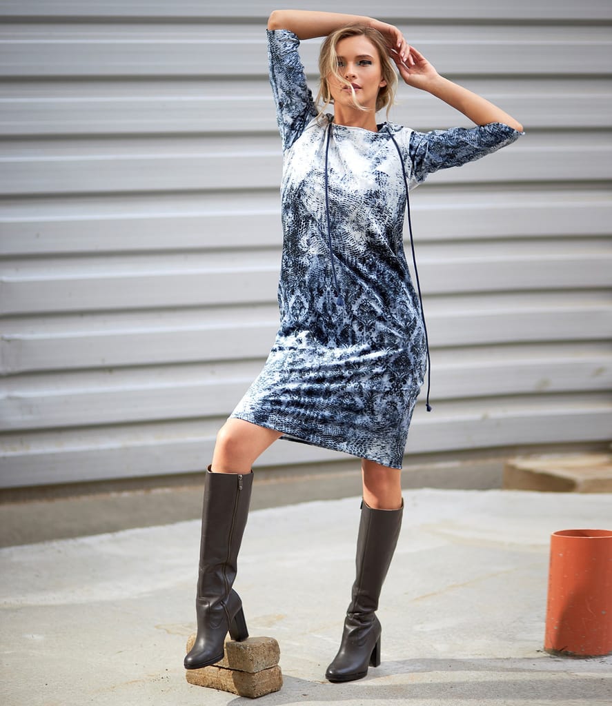 Rochie cu gluga din catifea elastica imprimata