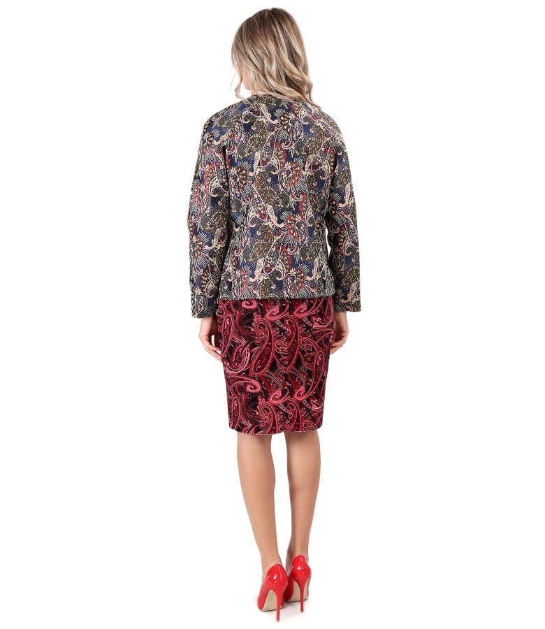 Tinuta eleganta cu jacheta din brocard cu rochie midi din catifea