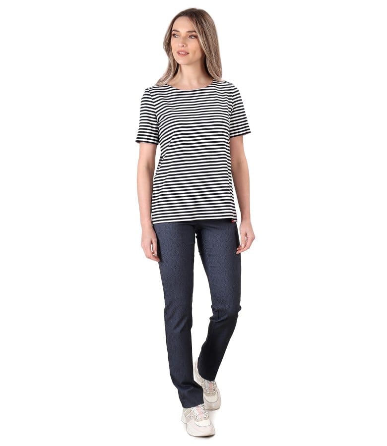 Tinuta casual cu pantaloni din denim si bluza din jerse cu dungi