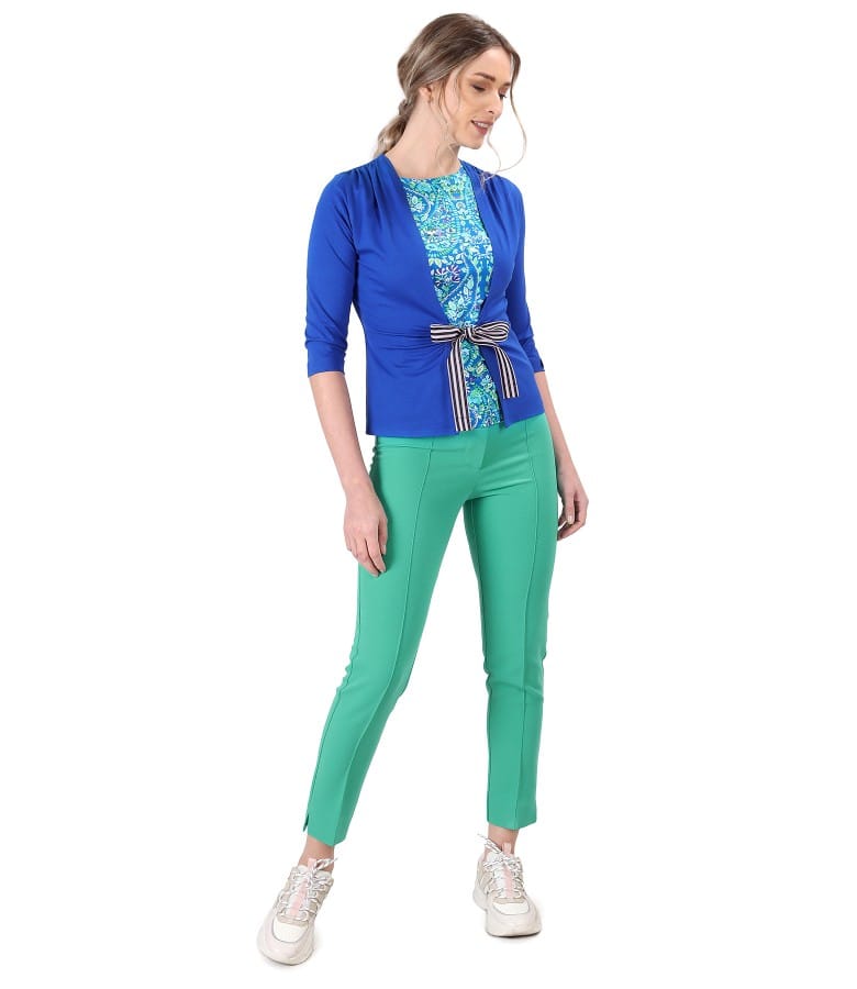 Tinuta casual cu pantaloni si bluza din jerse legata cu cordon din rips