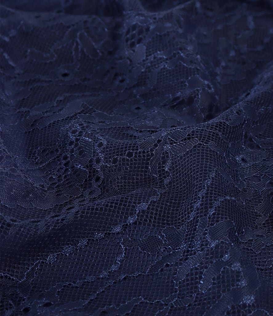 Rochie din dantela cu brosa la decolteu