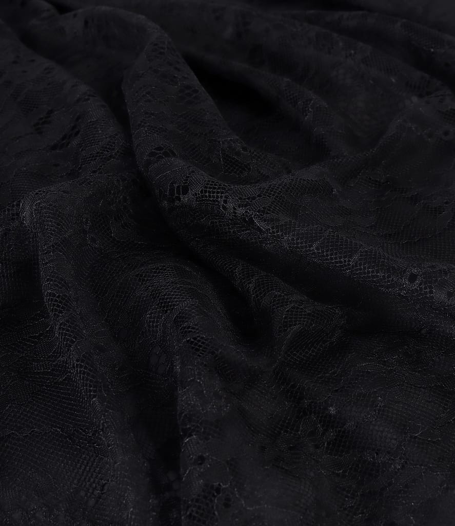 Rochie din dantela cu brosa la decolteu