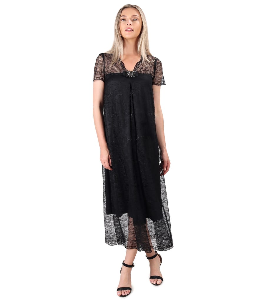 Rochie din dantela cu brosa la decolteu