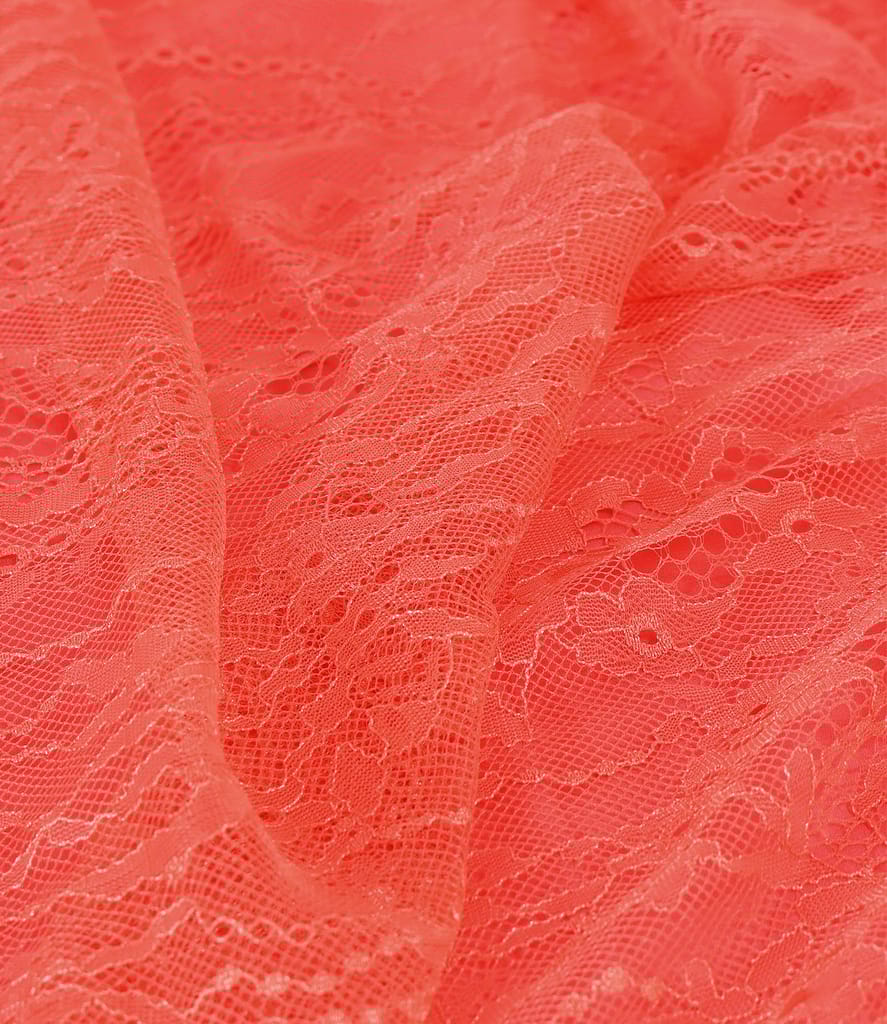 Rochie din dantela cu brosa la decolteu