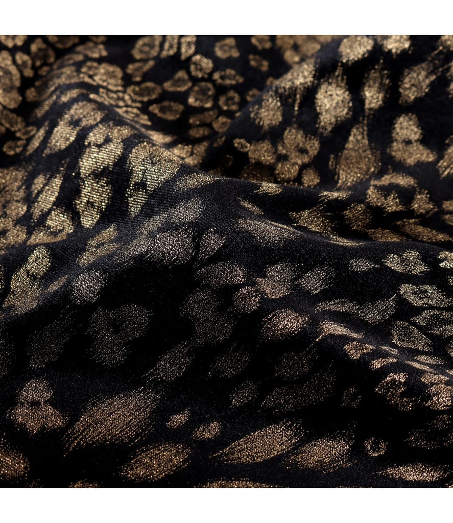 Rochie din catifea elastica si brosa detasabila