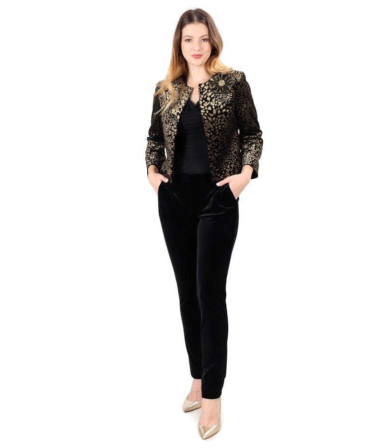 Tinuta de ocazie cu pantaloni din catifea elastica neagra si bolero din catifea imprimata