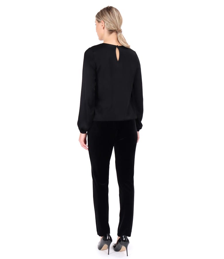 Tinuta eleganta cu pantaloni pana din catifea si bluza din viscoza satinata