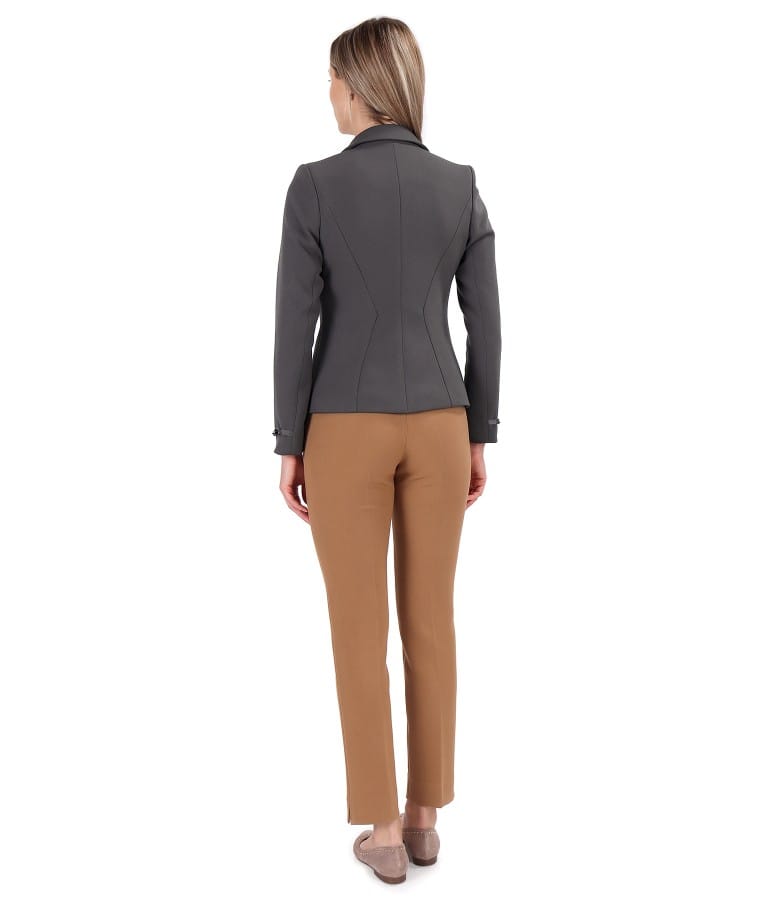 Tinuta office cu sacou si pantaloni din stofa elastica