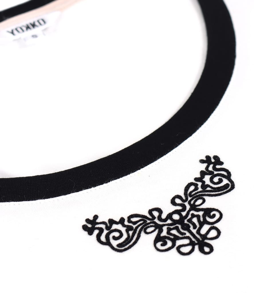 Bluza din jerse elastic fin cu aplicatie decorativa la decolteu