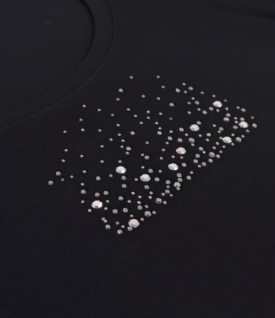 Bluza din jerse elastic fin cu aplicatie decorativa la decolteu