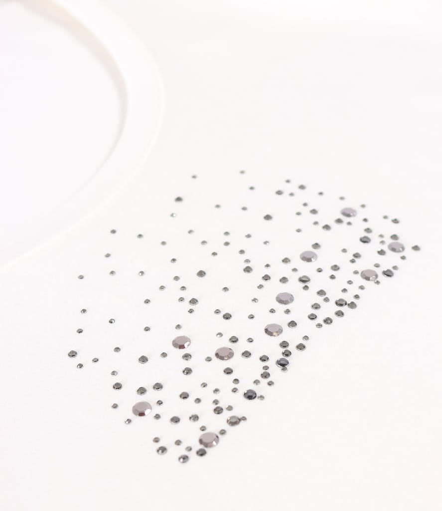 Bluza din jerse elastic fin cu aplicatie decorativa la decolteu