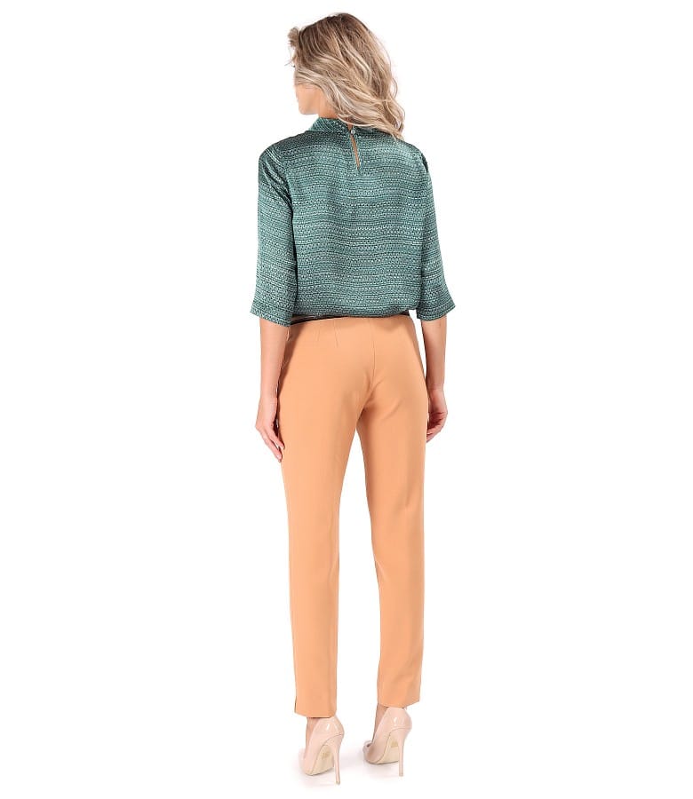 Tinuta office cu bluza din matase naturala si pantaloni pana