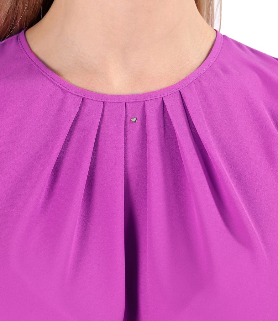 Bluza cu falduri la decolteu aplicatie de cristale