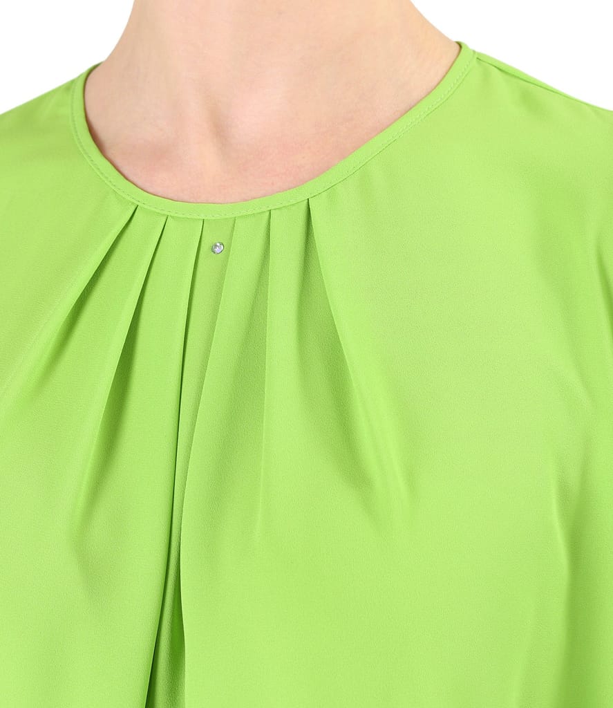 Bluza cu falduri la decolteu aplicatie de cristale