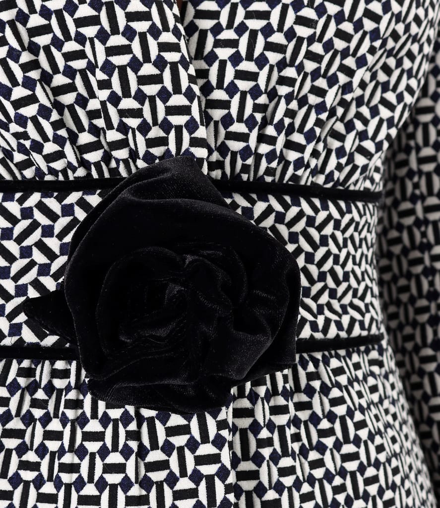 Sacou din stofa elastic cu bumbac si cu floare din catifea pe fata